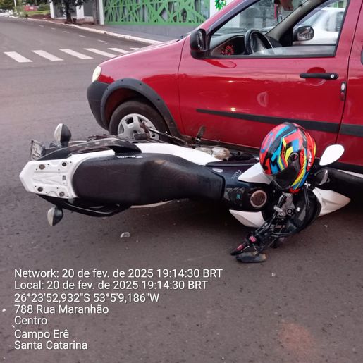 Colisão entre carro e moto deixa homem ferido em Campo Erê
