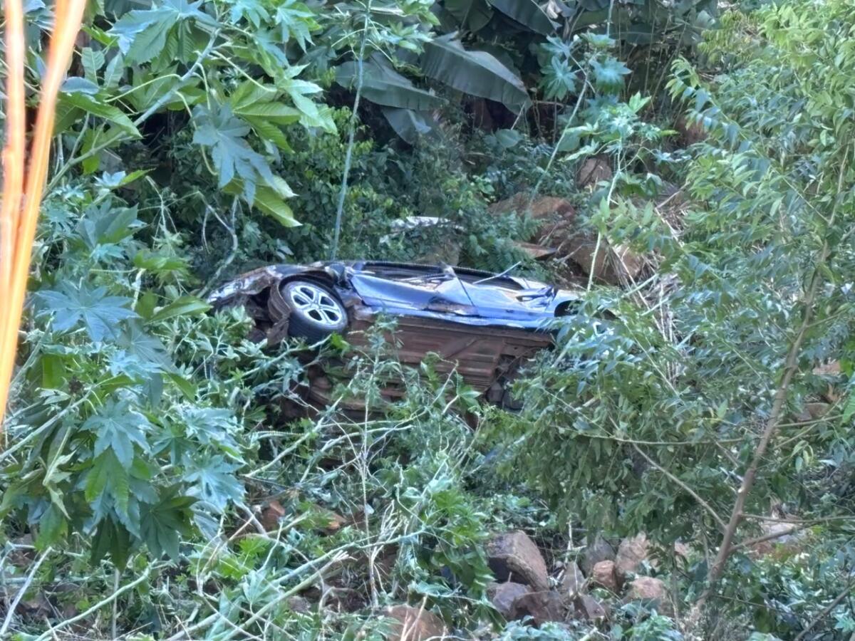 Motorista sai ileso após capotar veículo em ribanceira de cerca de 30 metros no interior de São Miguel do Oeste
