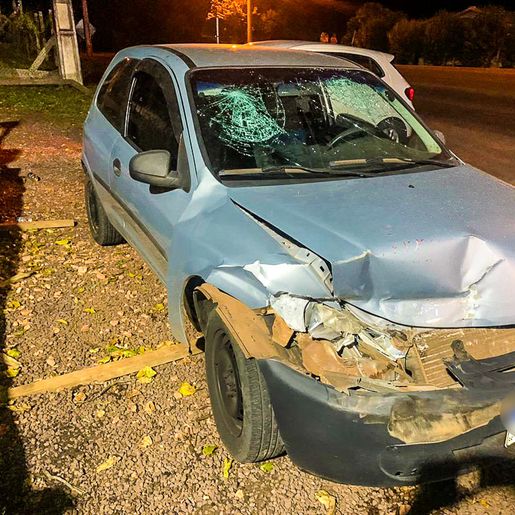 Motorista dorme ao volante, colide em caminhão e é preso na SC-163 em Descanso