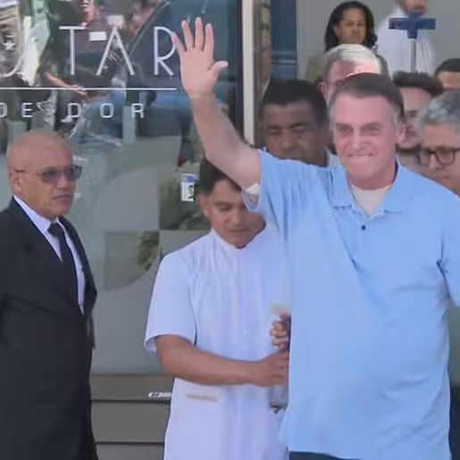 Bolsonaro tem alta três semanas após cirurgia para desobstruir intestino