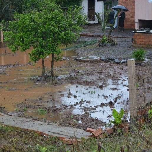 Forte chuva provoca alagamentos em vários municípios da região