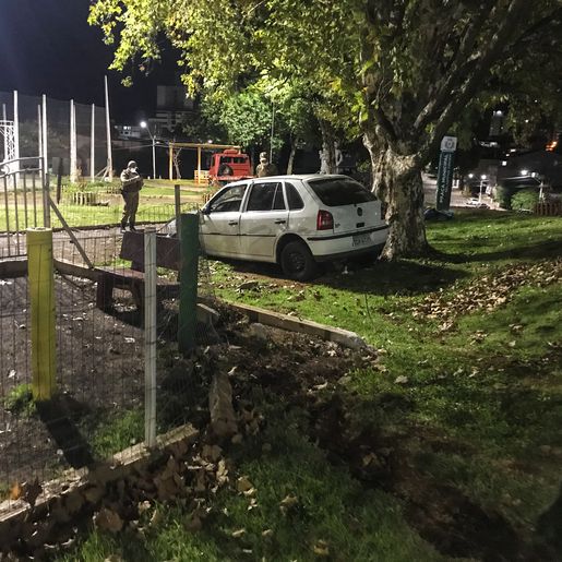 VÍDEO: Motorista invade praça e foge do local em São Miguel do Oeste