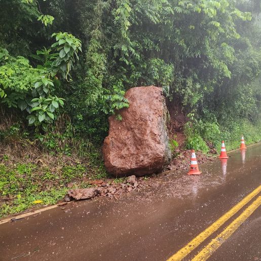 Deslizamento gera alerta para motoristas na ITG-070 em Itapiranga