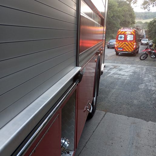 Acidente entre carro e moto deixa motociclista ferido na SC-160