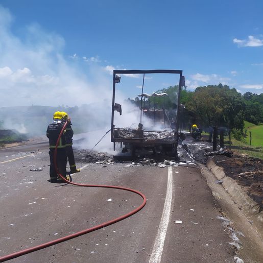 Caminhão pega fogo na SC-157 e mobiliza bombeiros em SLOeste