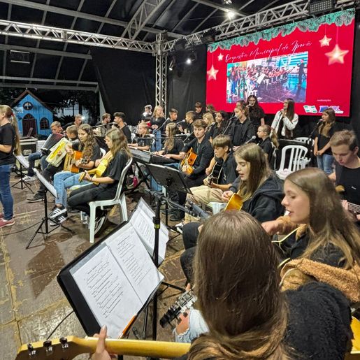 Natal da Gente reúne grande público na praça central de SMOeste