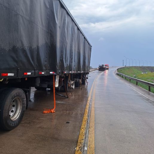 Colisão entre dois caminhões bloqueia trecho da BR-163 em SJCedro