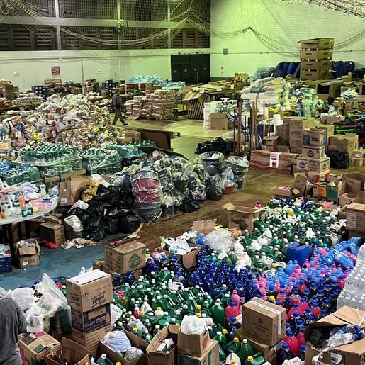 Voluntários de São Miguel do Oeste auxiliam vítimas das chuvas no RS