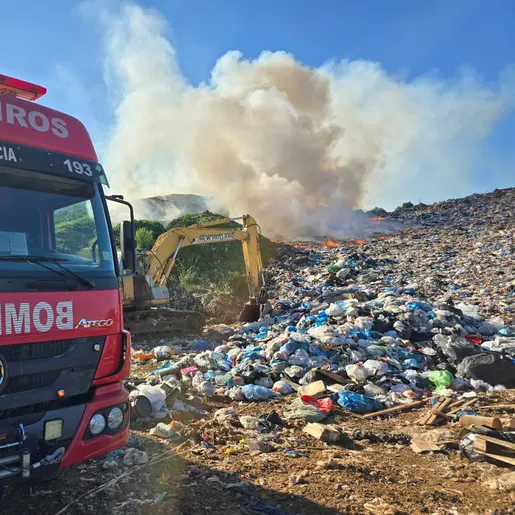 Bombeiros combatem incêndio em aterro sanitário no interior de Xaxim