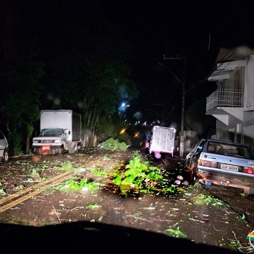 Fortes ventos e chuva causam transtornos em Itapiranga