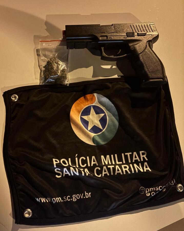 Motorista sem CNH foge da PM e é flagrado com maconha e simulacro de arma em Palma Sola
