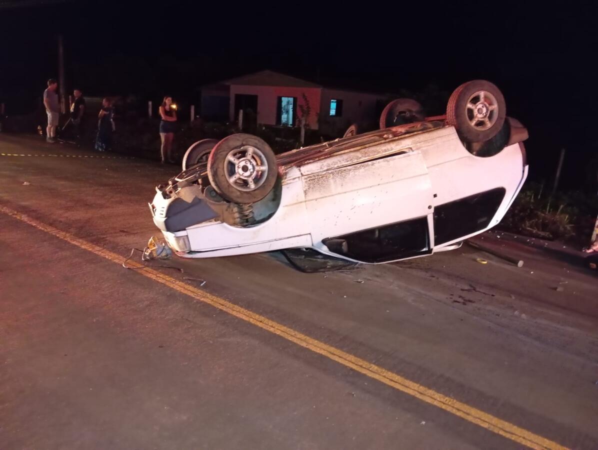 Capotamento seguido de colisão frontal deixa homem ferido na SC-305 em São Lourenço do Oeste
