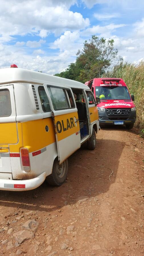 Porta de Kombi escolar se abre durante o trajeto e criança cai de dentro do veículo