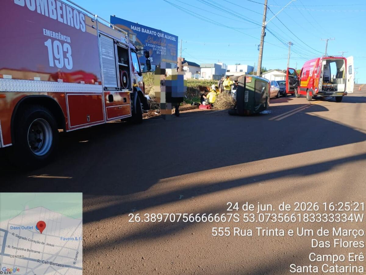 Carro capota ao atingir veículo estacionado em Campo Erê
