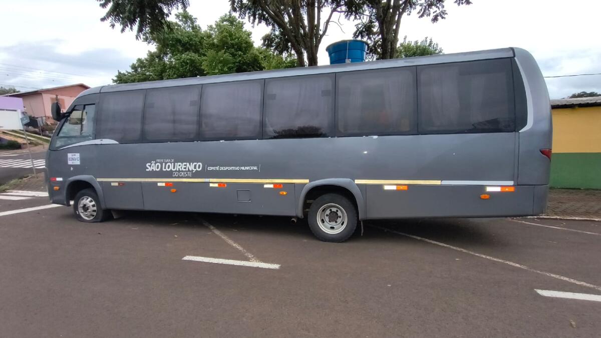 Ônibus de São Lourenço do Oeste é alvo de vandalismo durante confusão em São José do Cedro