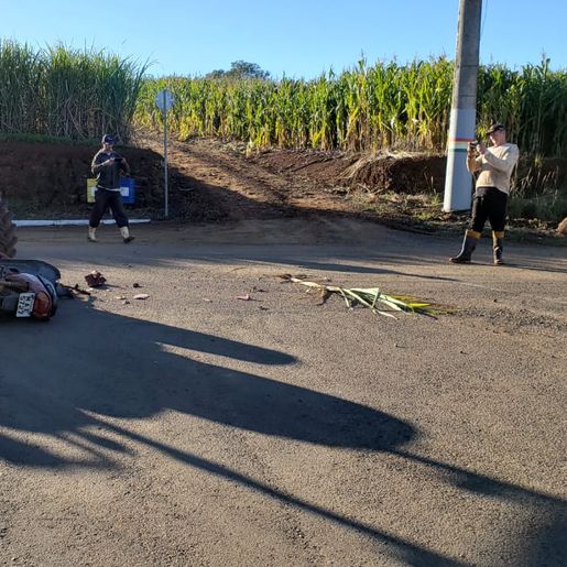 Colisão frontal entre moto e trator deixa rapaz ferido na linha Cristo Rei