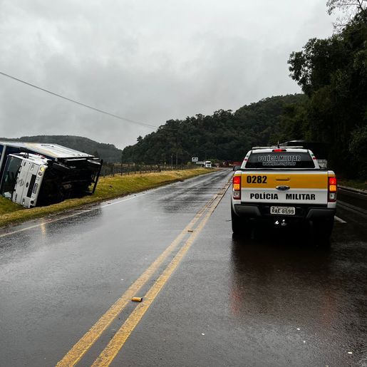 Caminhão sai da pista e tomba na SC-157 em São Lourenço do Oeste