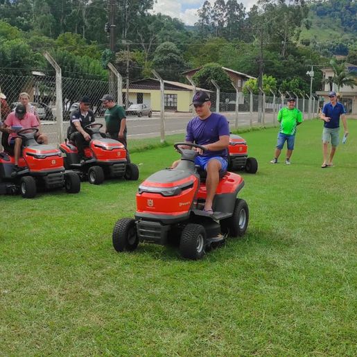 Prefeitura de Barra Bonita entrega tratores cortadores de grama para agricultores