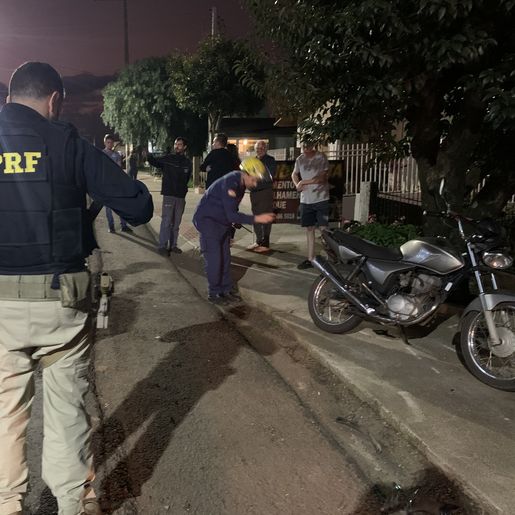 Engavetamento deixa motociclista e caroneira feridos na Willy Barth