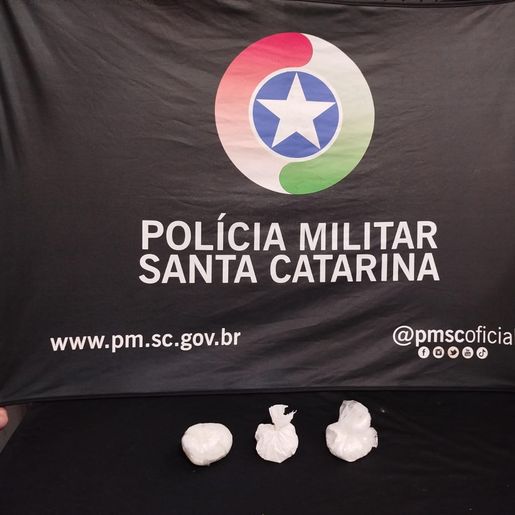 Homem é preso por tráfico e envolve irmão menor com drogas em São Miguel do Oeste