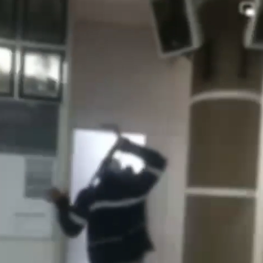 Homem apanha de cinta de funcionário da prefeitura durante sessão em SC