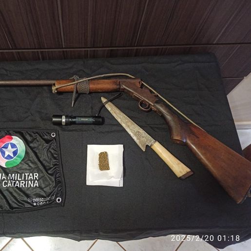 Homem com 103 passagens e tornozeleira é preso com espingarda em Tigrinhos