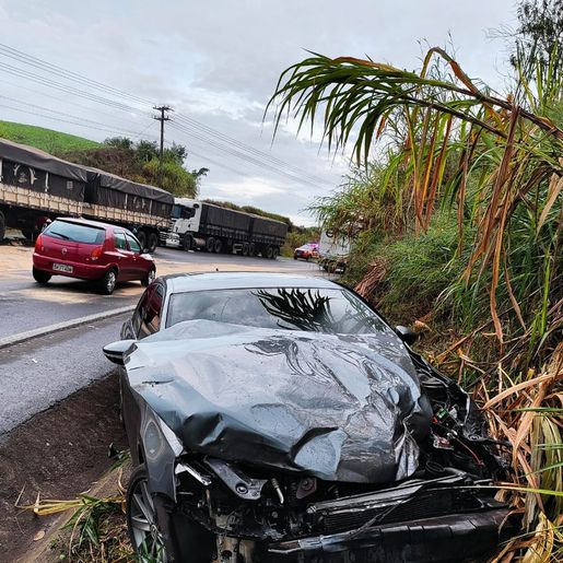 Condutora fica ferida em acidente entre carro e caminhão na SC-157