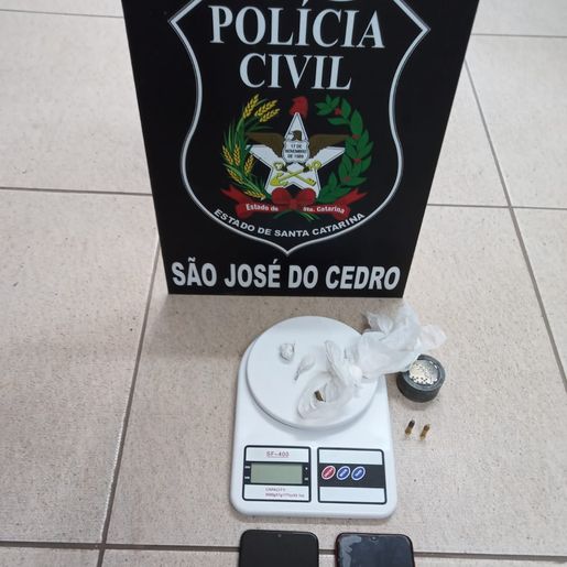 Duas pessoas são presas por tráfico de drogas