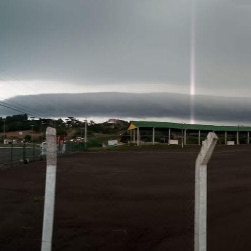 Nuvem ‘shelf cloud’ leva temporal com raios e granizo para cidades do Oeste