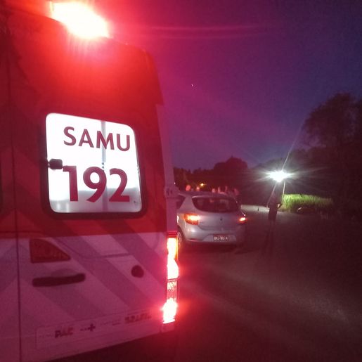 Jovem fica ferida em colisão entre carro e moto no interior de Itapiranga