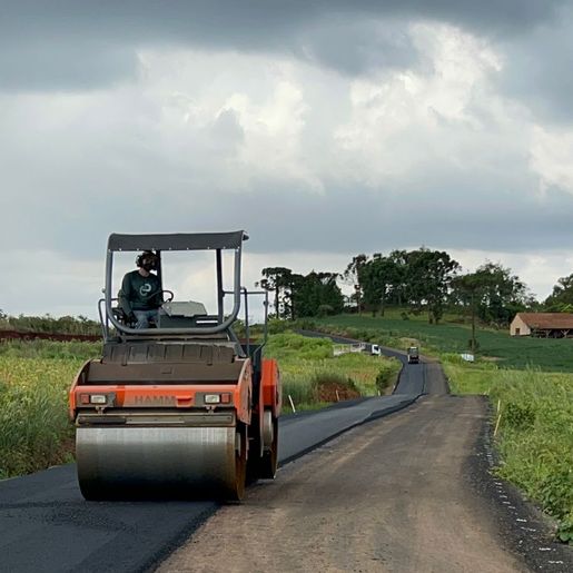 Pavimentação do trecho Vista Alta / Vila Rica entra na fase de capa asfáltica