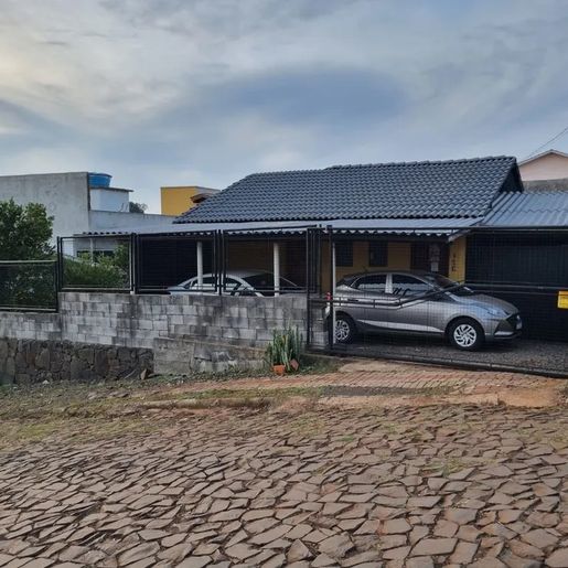 Mulher é encontrada morta com faca cravada no corpo em SC