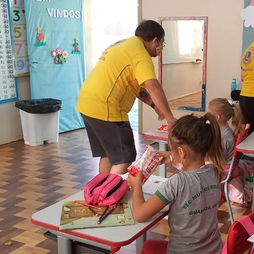 Lions entrega kits de higiene bucal em Guarujá do Sul