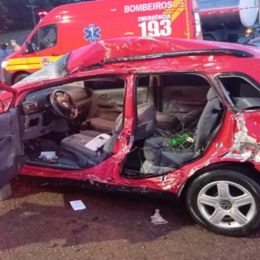 Condutor fica ferido em colisão entre carro e caminhão em São Lourenço do Oeste