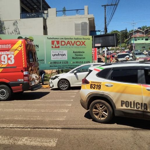 Colisão entre carro e moto é registrada no centro de Iporã do Oeste