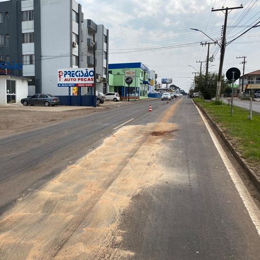 Vazamento de óleo causa acidente e gera multas na Willy Barth em SMOeste