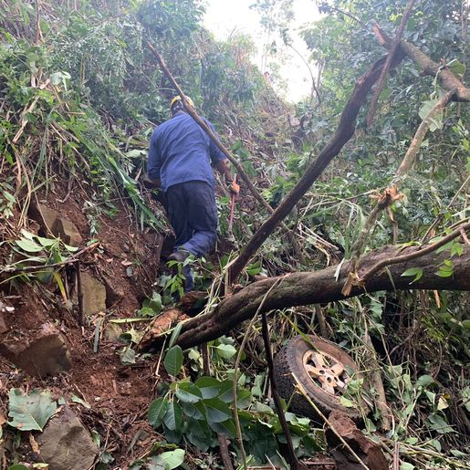 VÍDEO: Motorista perde o controle sai da pista e cai em ribanceira entre SMOeste e Bandeirante