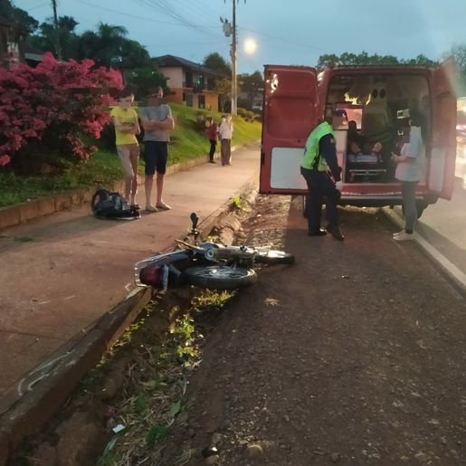 Jovem sofre ferimentos em acidente entre carro e moto no interior