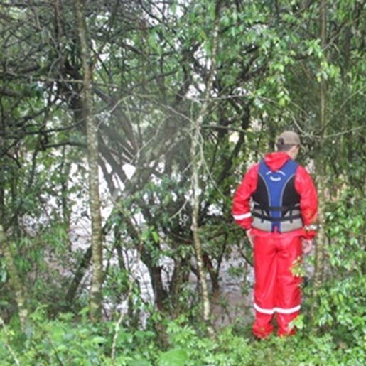 Bombeiros continuam buscas pelas crianças levadas por enxurrada