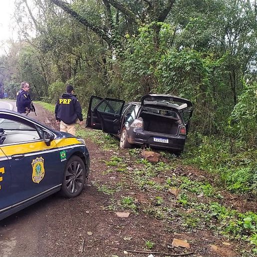 Homens são presos na BR-153 em Irani com carro roubado no Paraná