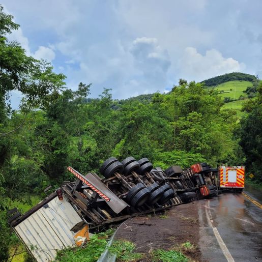 Motorista fica ferido em tombamento de carreta na SC 305