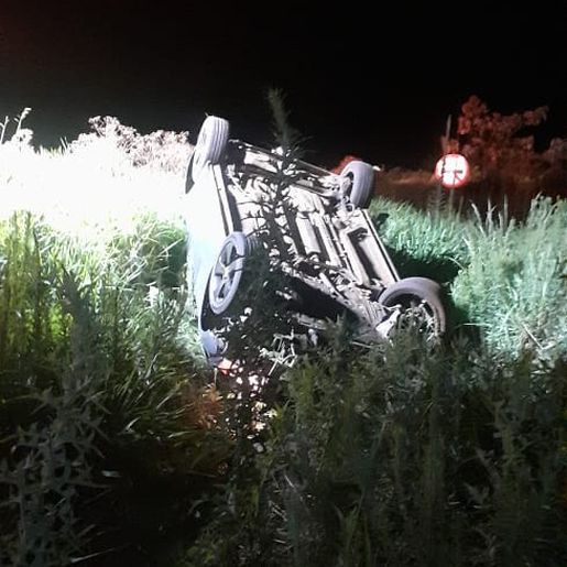 Saída de pista seguida de capotamento deixa homem ferido na SC-160