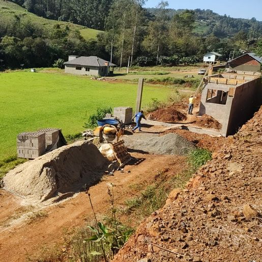 Comunidade auxilia na construção de nova praça esportiva em Tunápolis