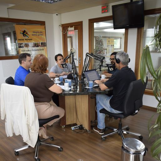 OUÇA: Peperi Debates discute o uso do celular nas escolas