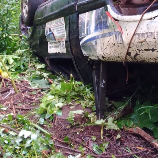 Jovem fica ferido após capotamento de caminhonete em São Miguel do Oeste