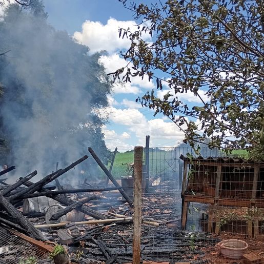 Incêndio destrói galpão usado para depósito de equipamentos em Cunha Porã