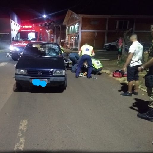 Idoso fica gravemente ferido em colisão entre bicicleta e carro