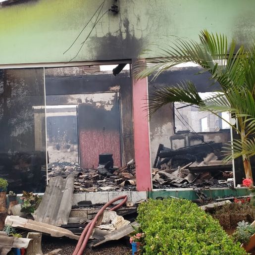 Incêndio destrói residência em Belmonte; família promove campanha