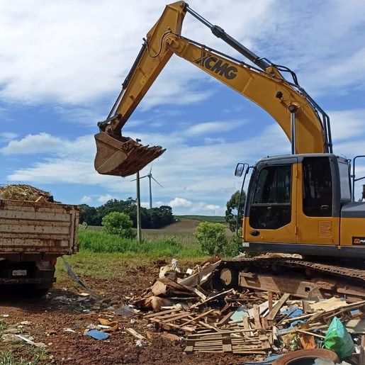Chuvas recentes atrasaram recolha de entulhos e troca de lâmpadas queimadas