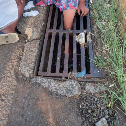 Criança é resgatada após ficar com a perna presa em bueiro